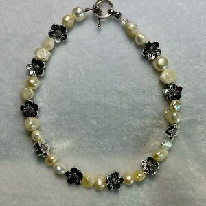 Pearl bracelet. 8 inches.